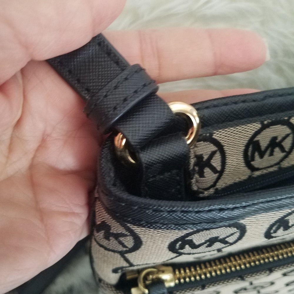 MICHAEL KORS Monogram Signature Large Pocket Crossbody Bag Black NWOT - Picture 11 of 15